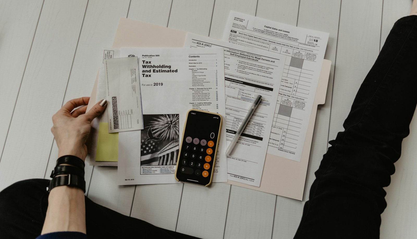 Documentos financieros, facturas y calculadora sobre una mesa